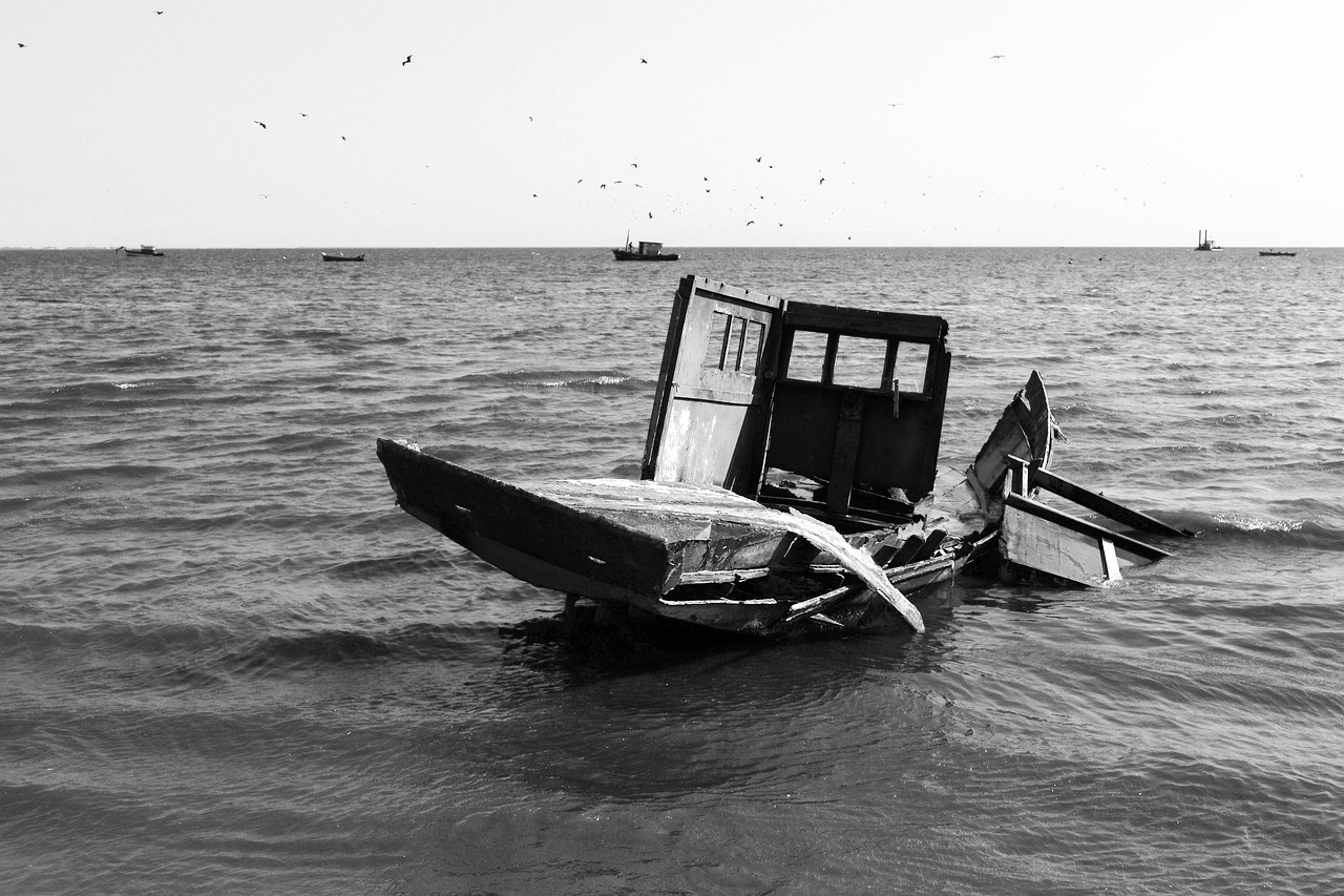 mar shipwreck boat free photo