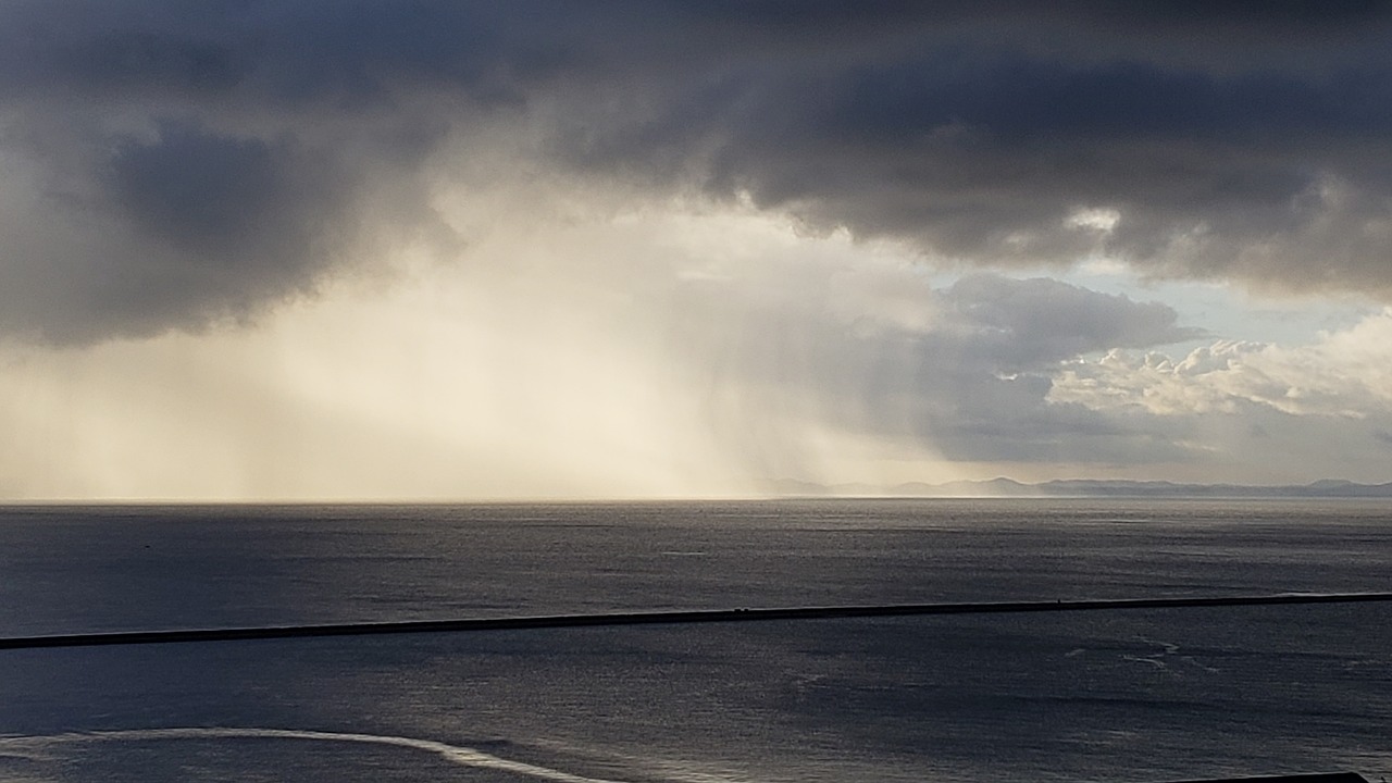 mar  rays of sunshine  clouds free photo