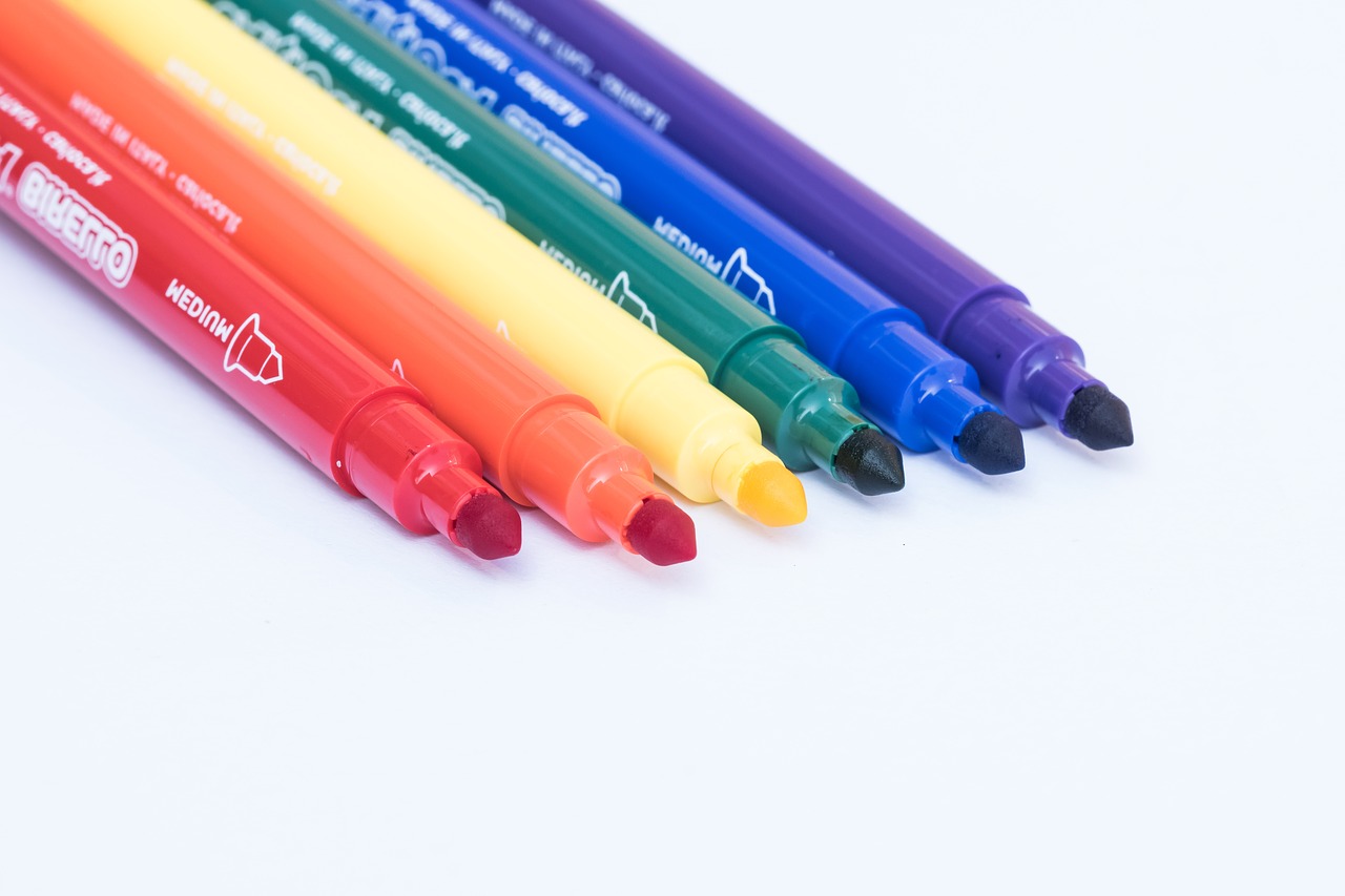markers  colors  white background free photo