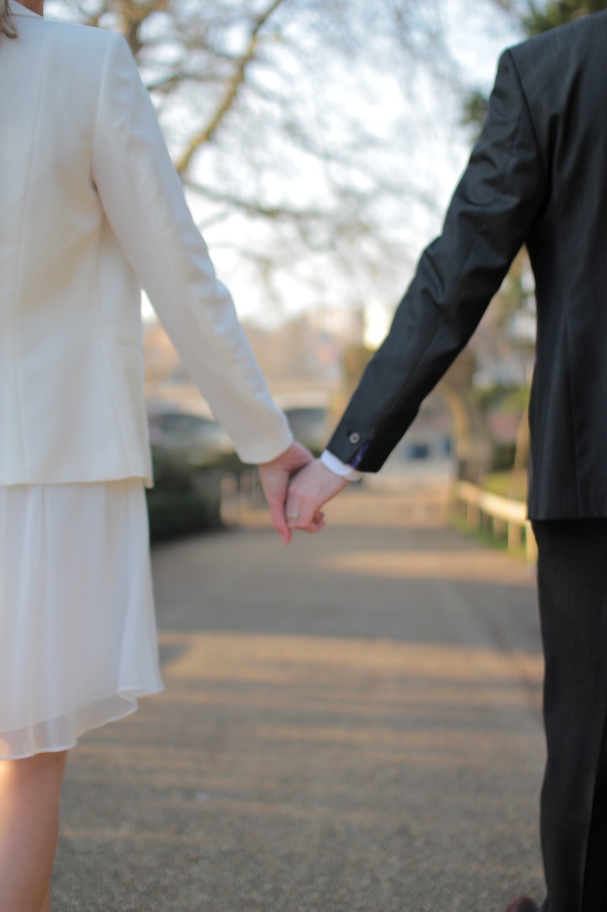 marrried couple holding hands free photo