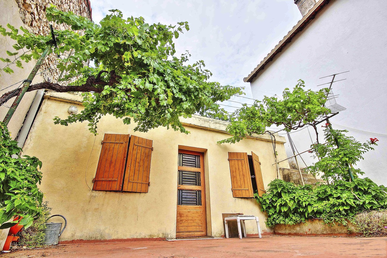 marseille small house free photo