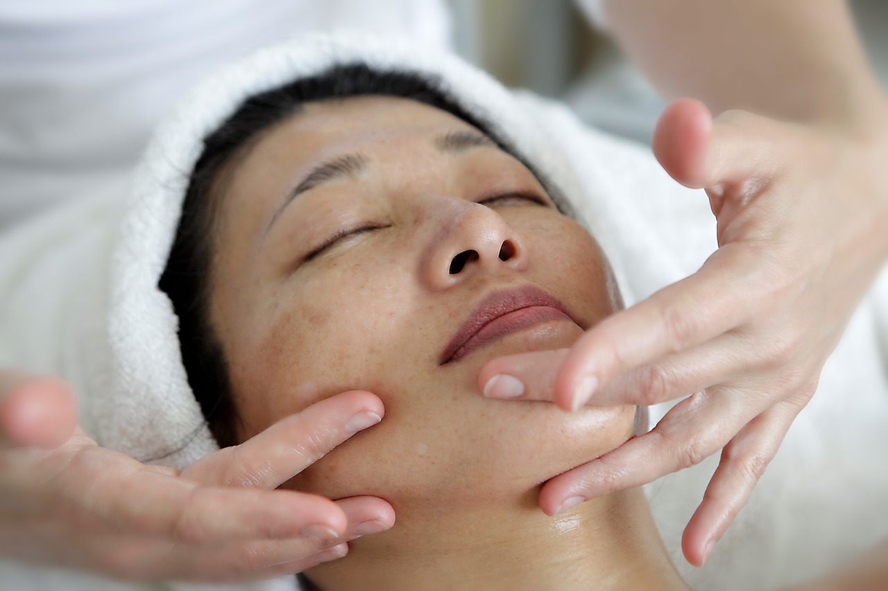 massage handle face treatment free photo