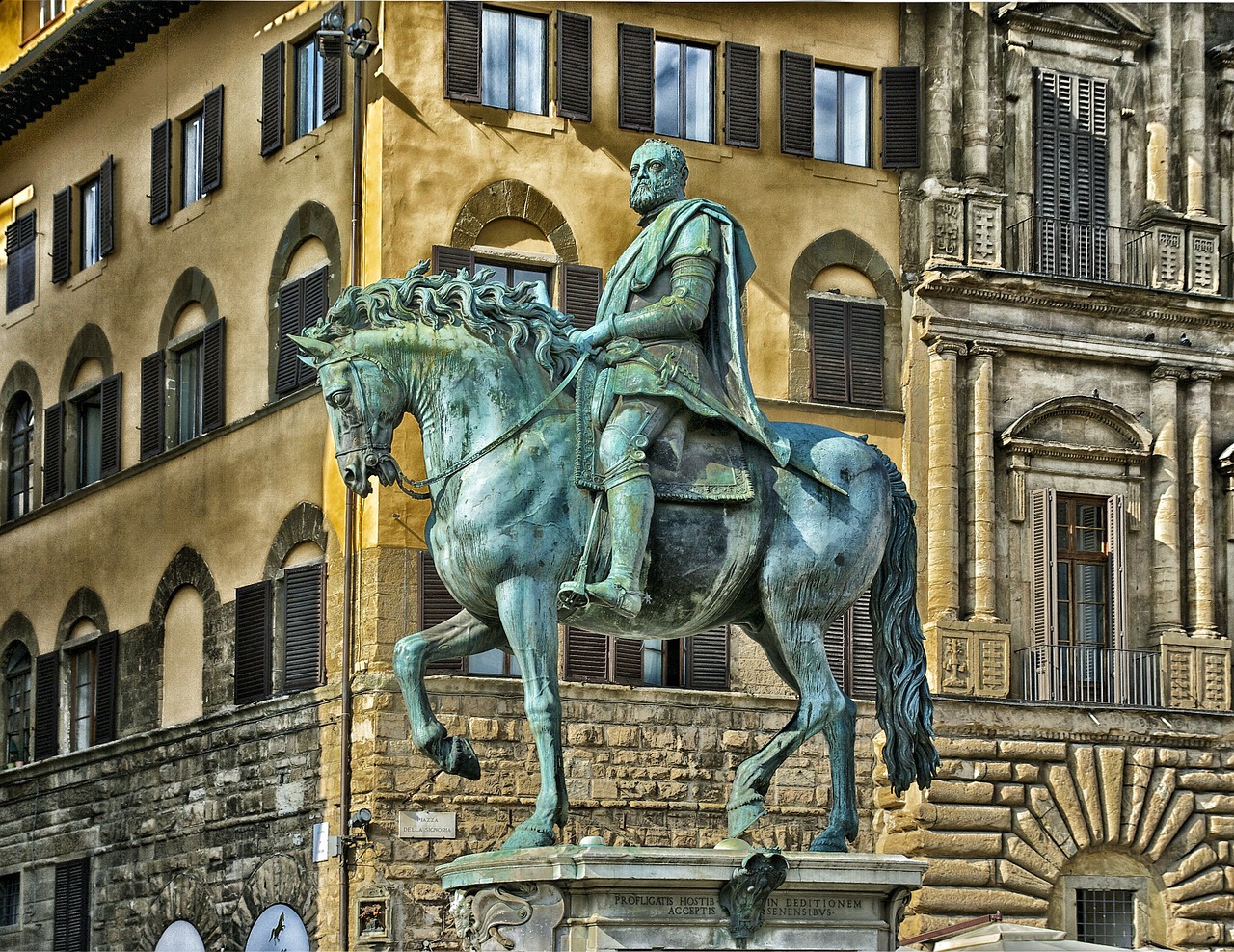 medici plaza statue free photo