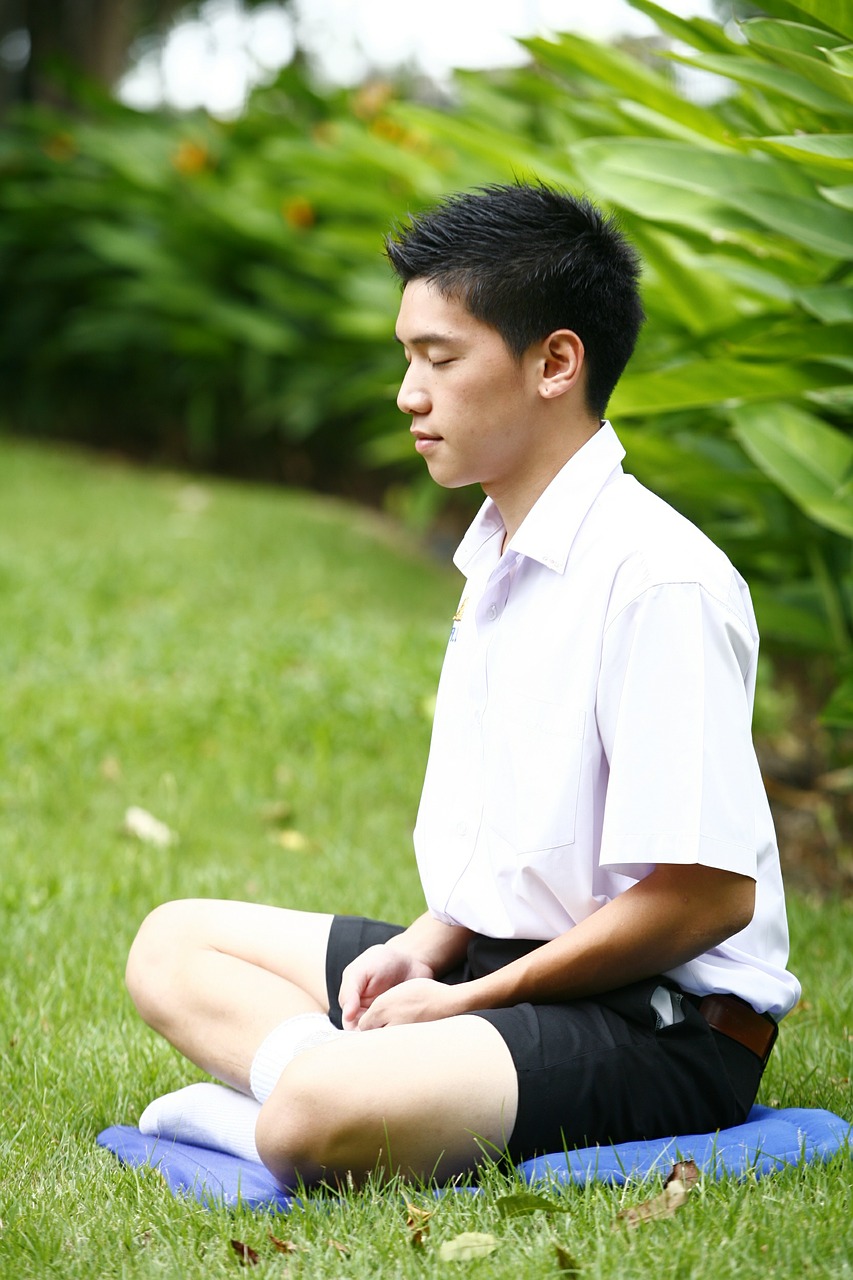 meditation buddhist boy free photo