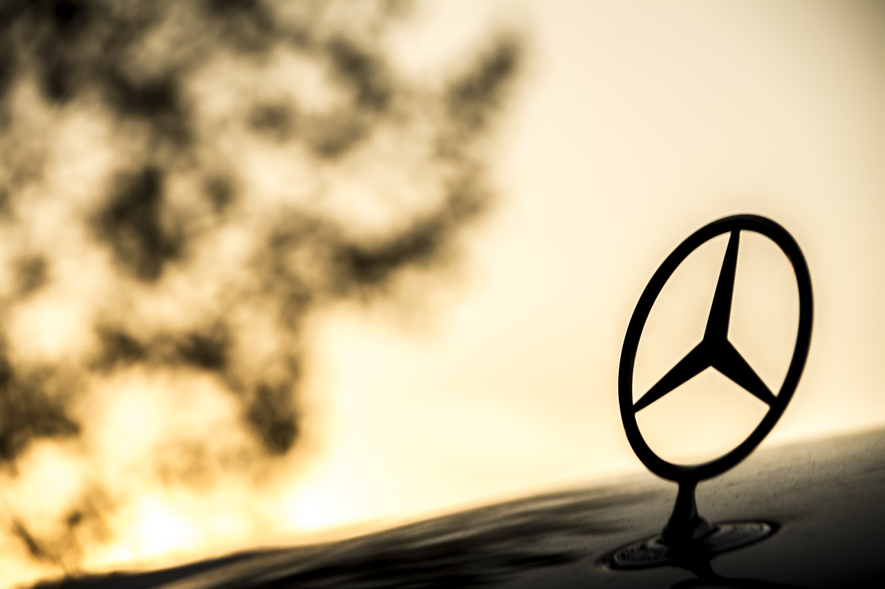 mercedes spring logo free photo