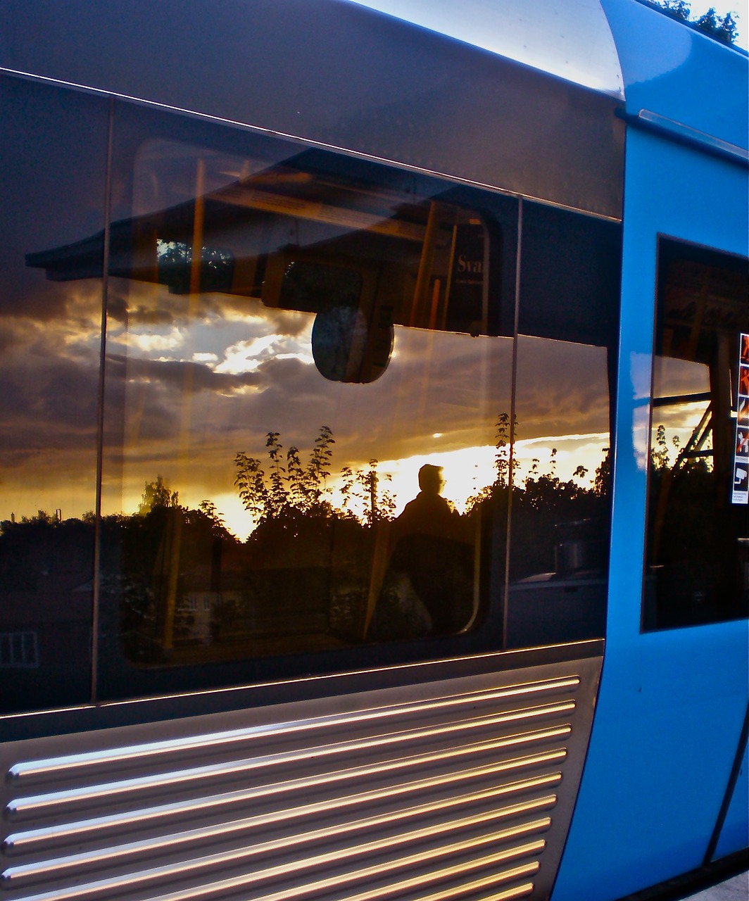 metro mirroring horizon free photo