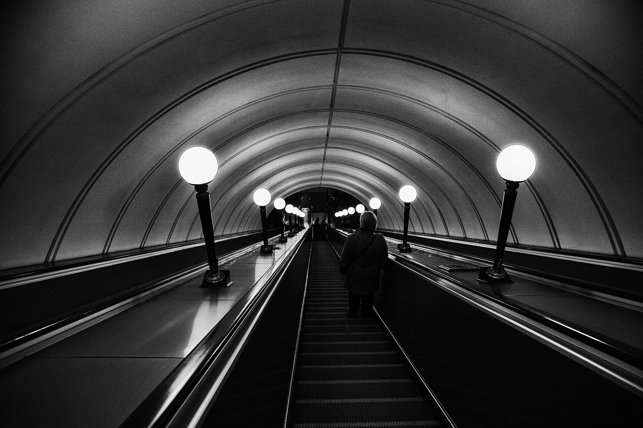 metro moscow red gate free photo