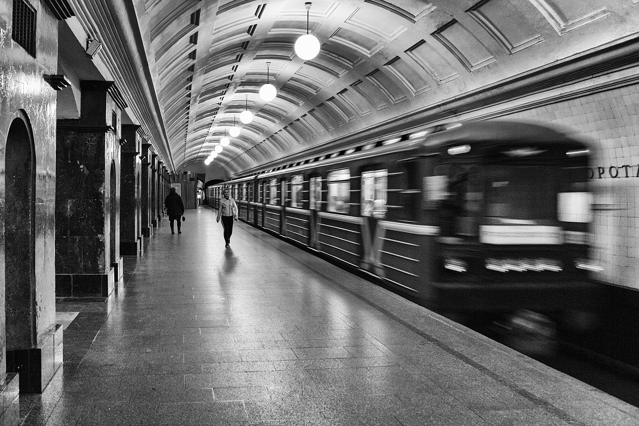 metro moscow red gate free photo