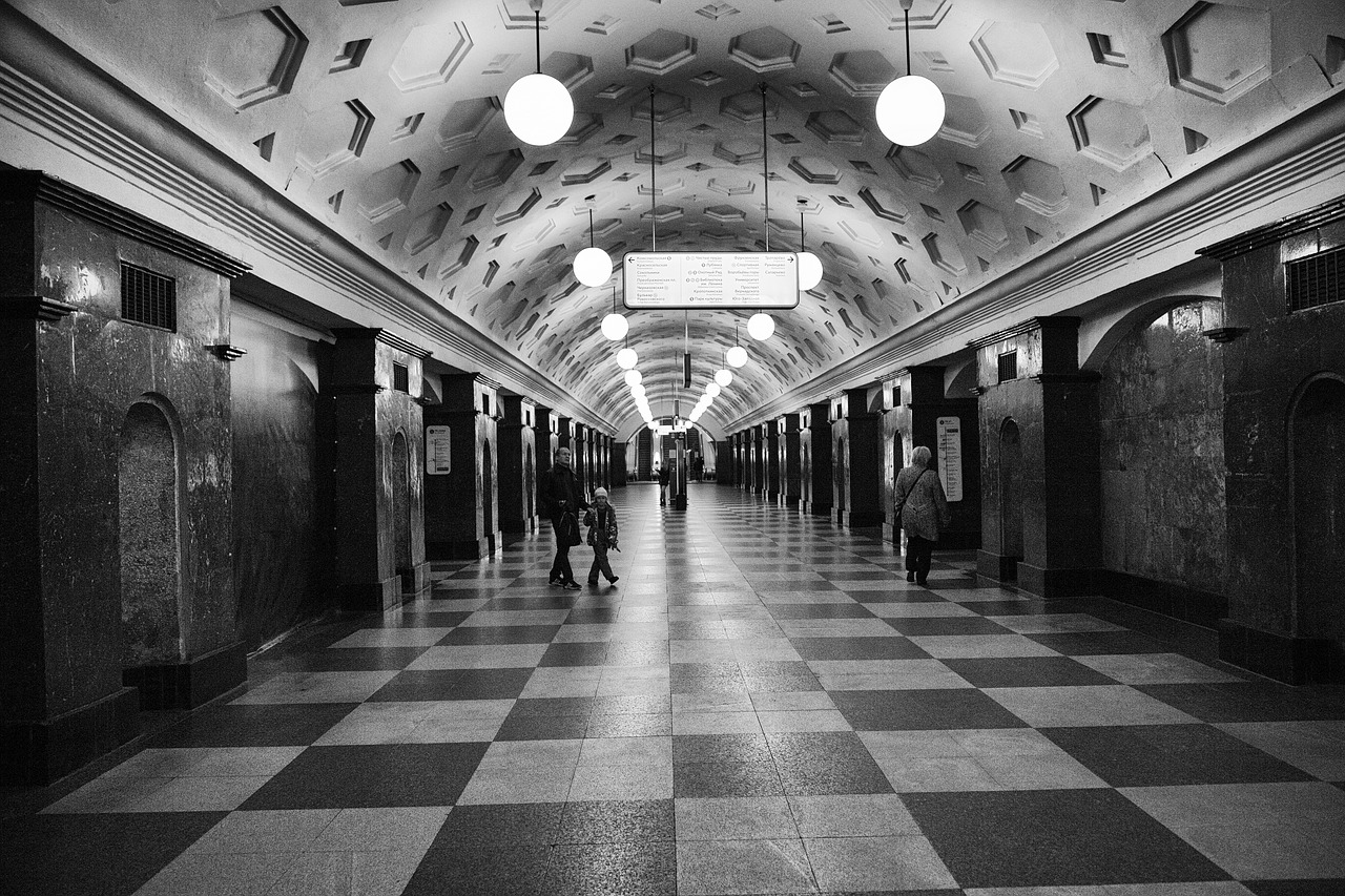 metro moscow red gate free photo