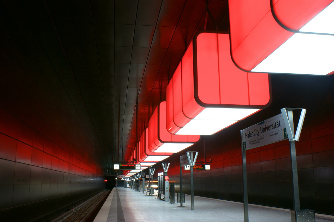 metro hamburg red free photo