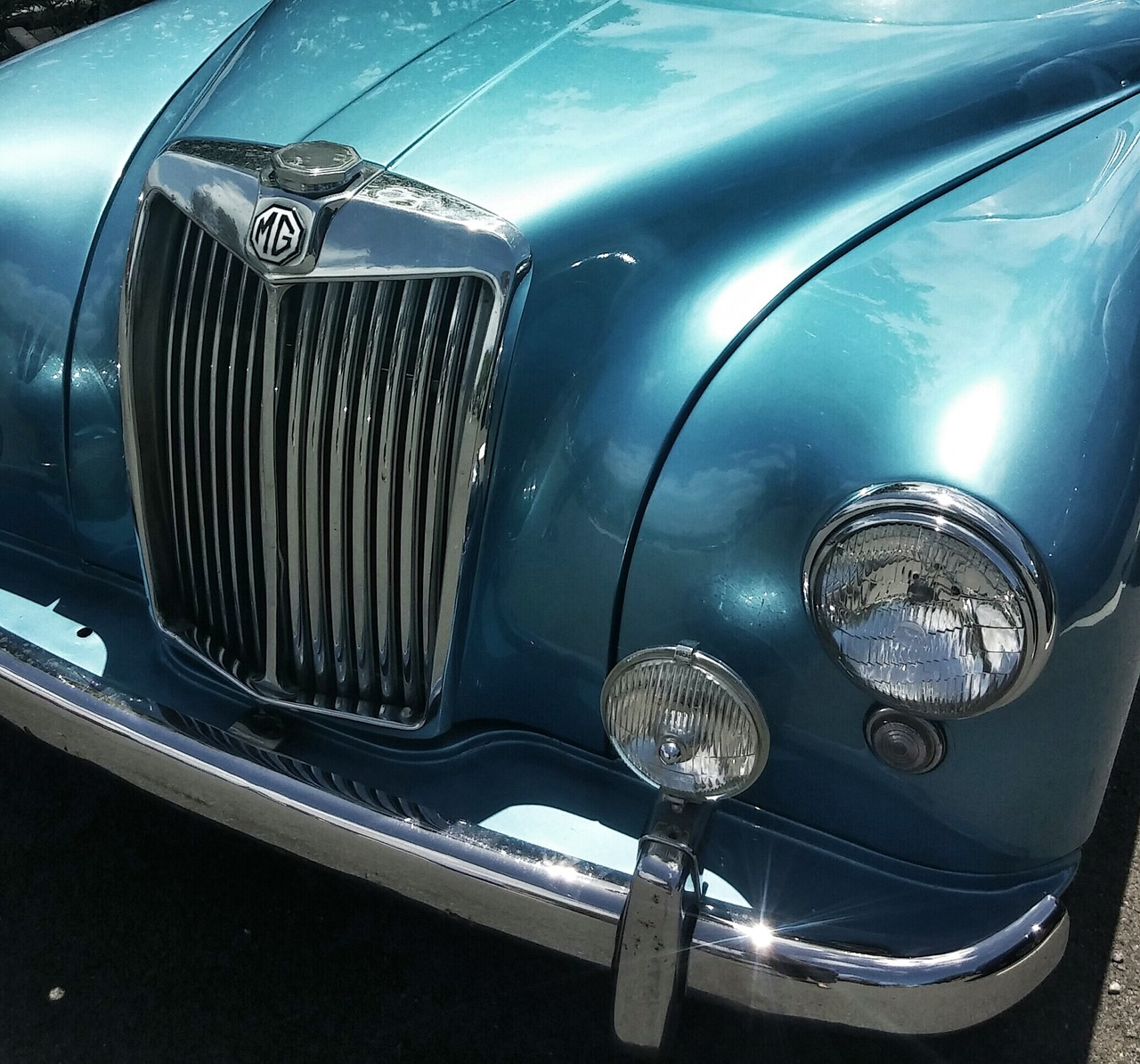 mg blue classic free photo