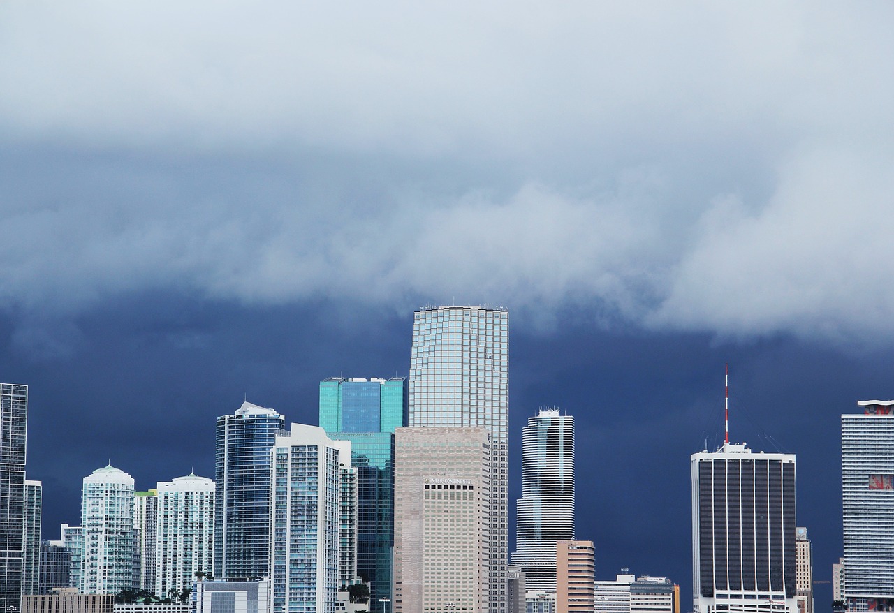 miami-skyline anrollendes storm clouds free photo