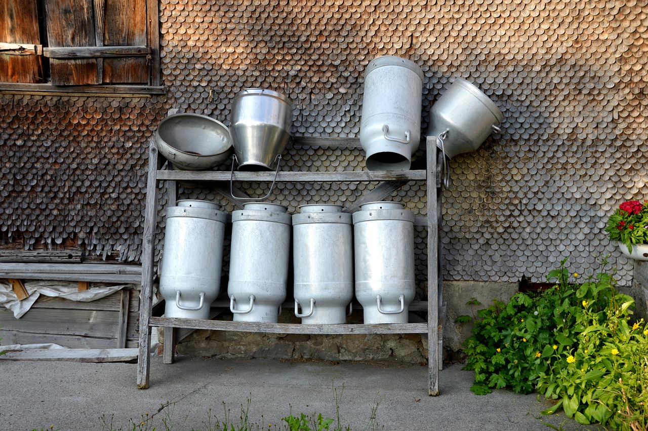 milk can farmhouse wall structure free photo