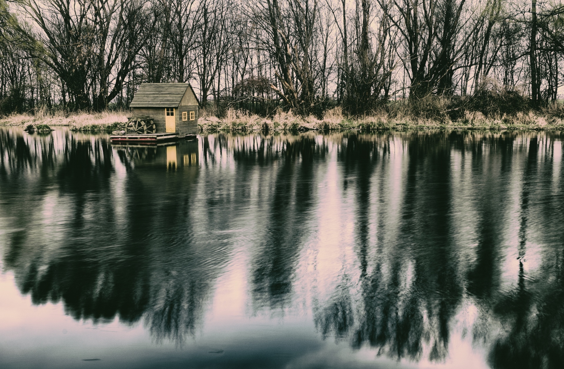 mill house mirror free photo