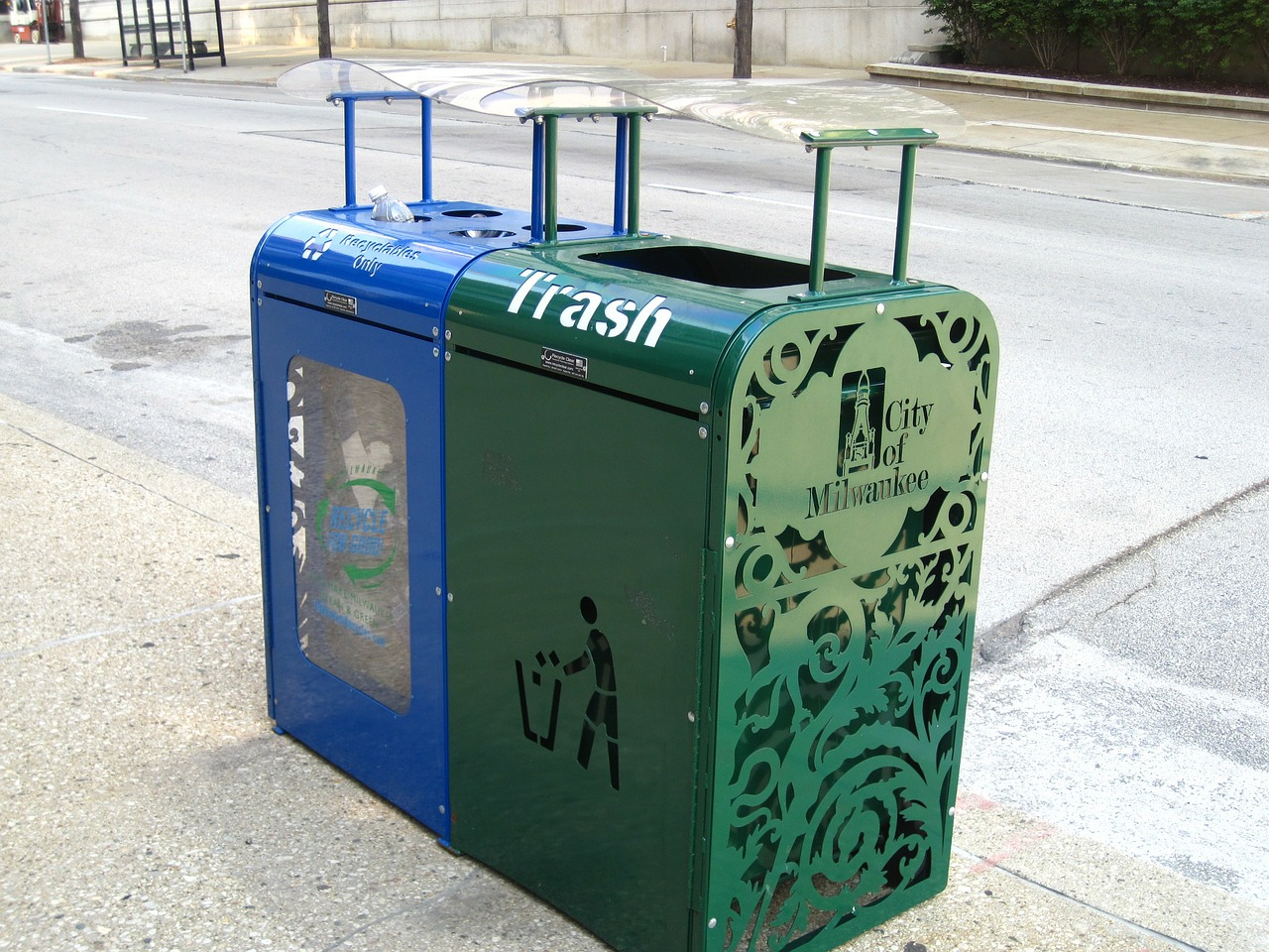 milwaukee trash trashcan free photo