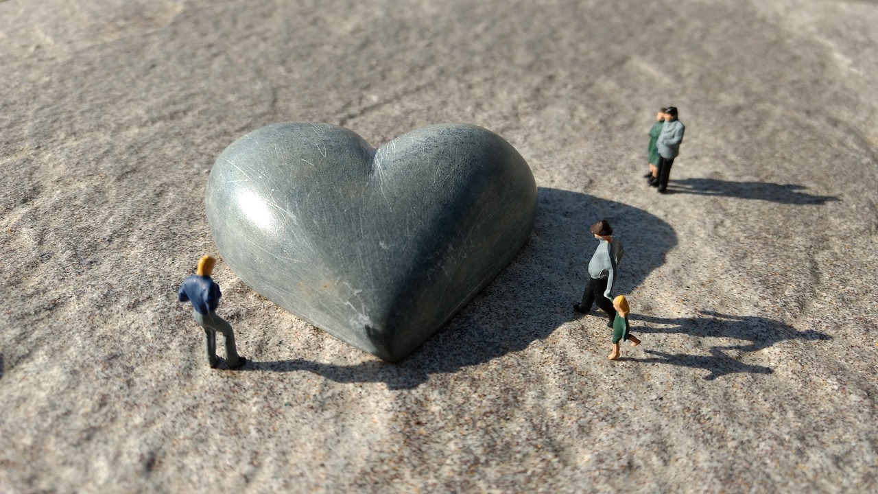 miniature figures heart stone free photo