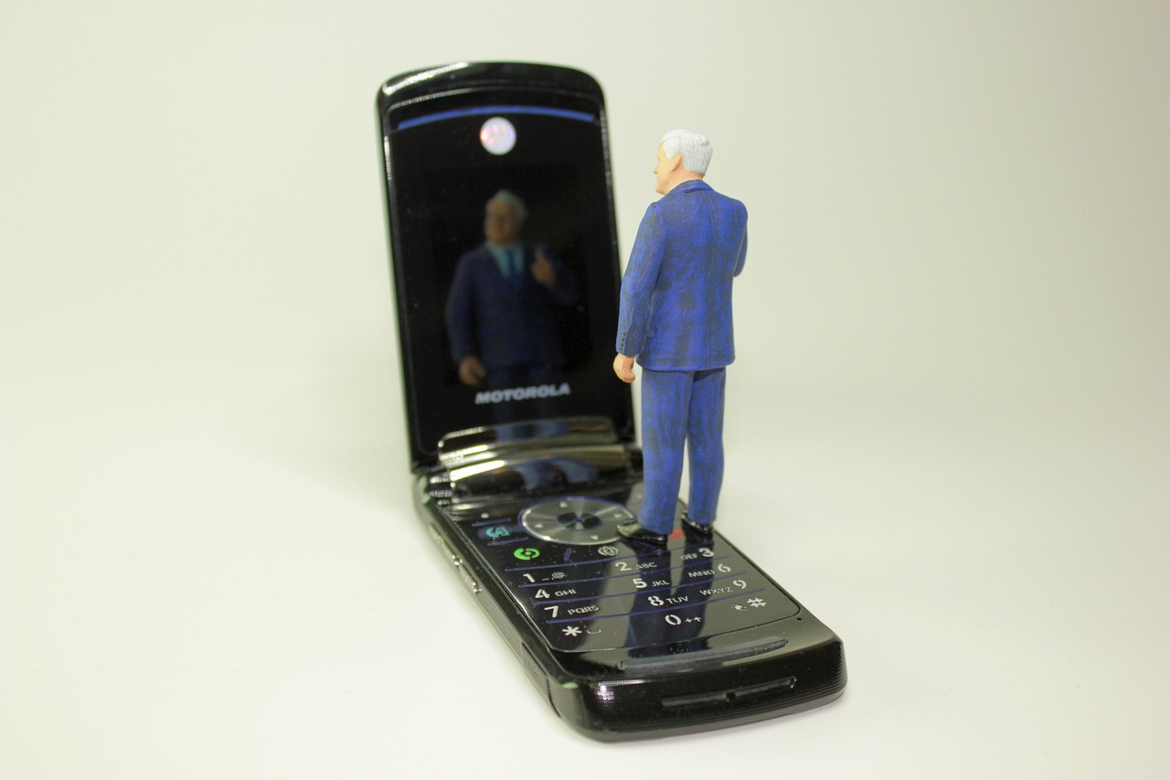 miniature figures cellphone mirror image free photo