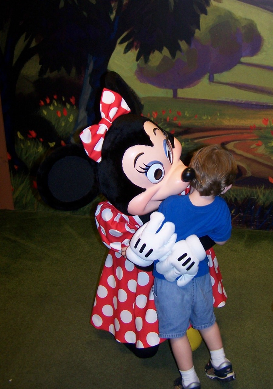 minnie mouse hug disney free photo