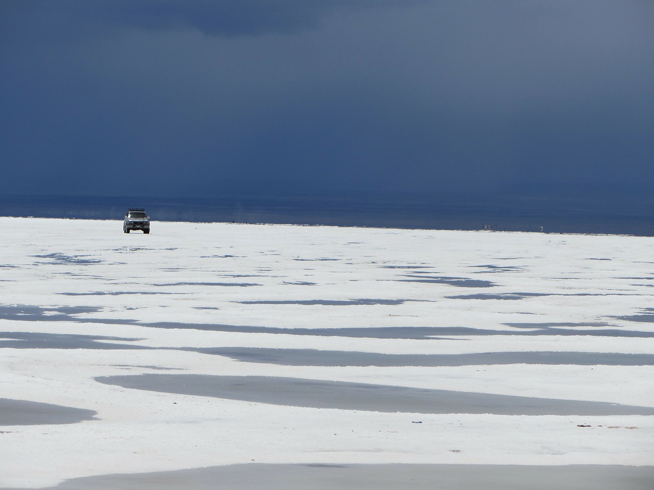 mirroring salt lake water free photo