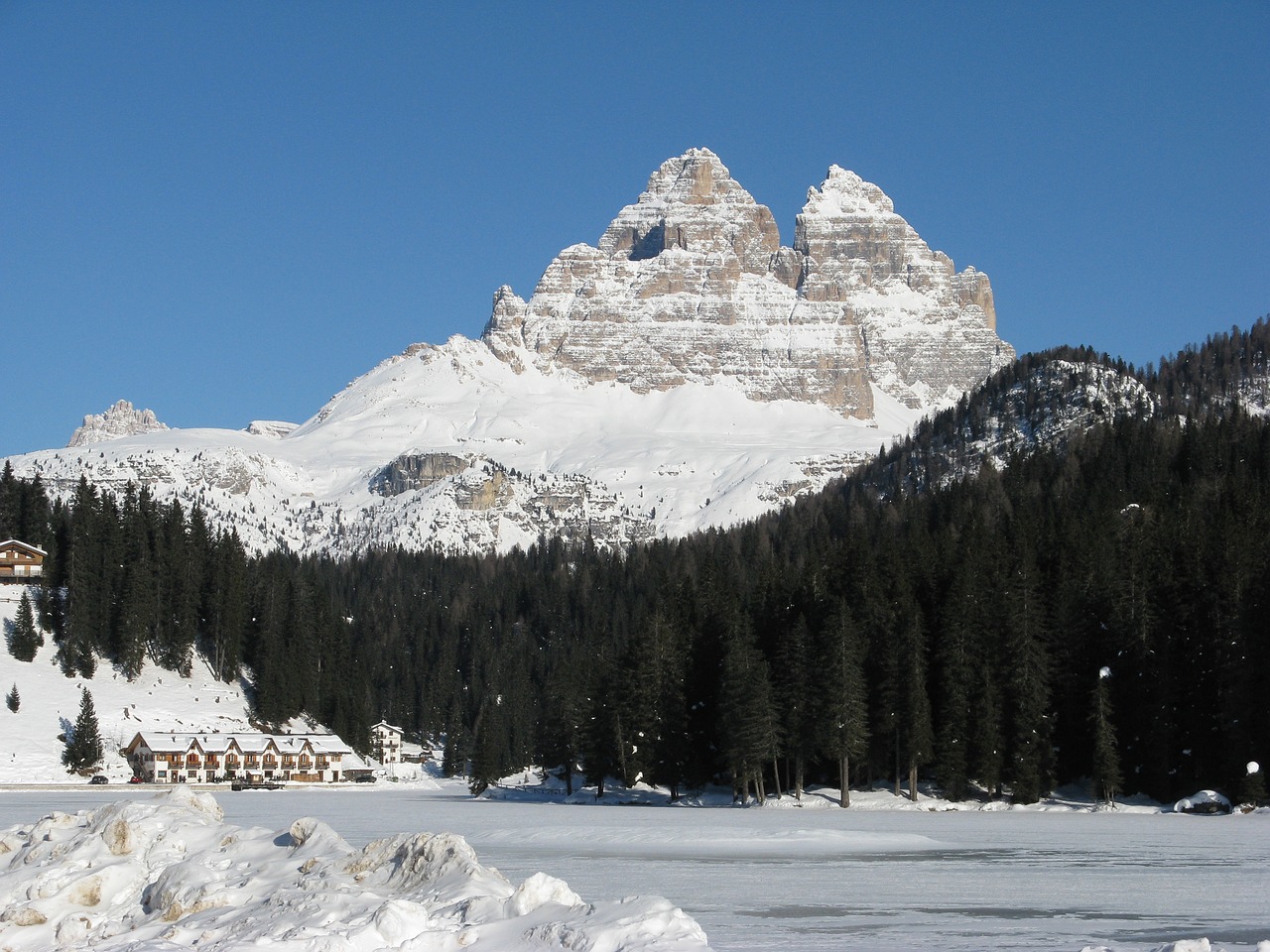 misurina lake antorno the three peaks of lavaredo free photo