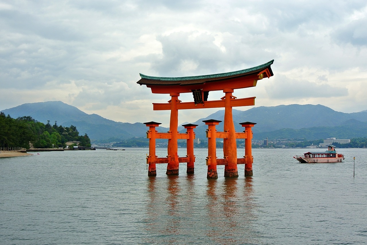 miyajima gate tori free photo