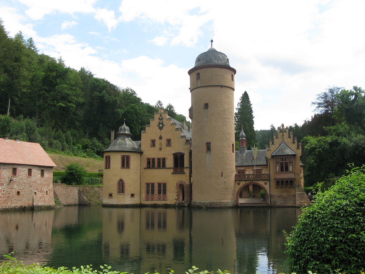moated castle mespelbrunn spessart free photo