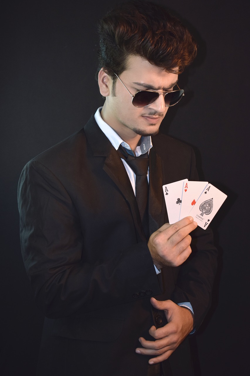 model playing cards gamble free photo