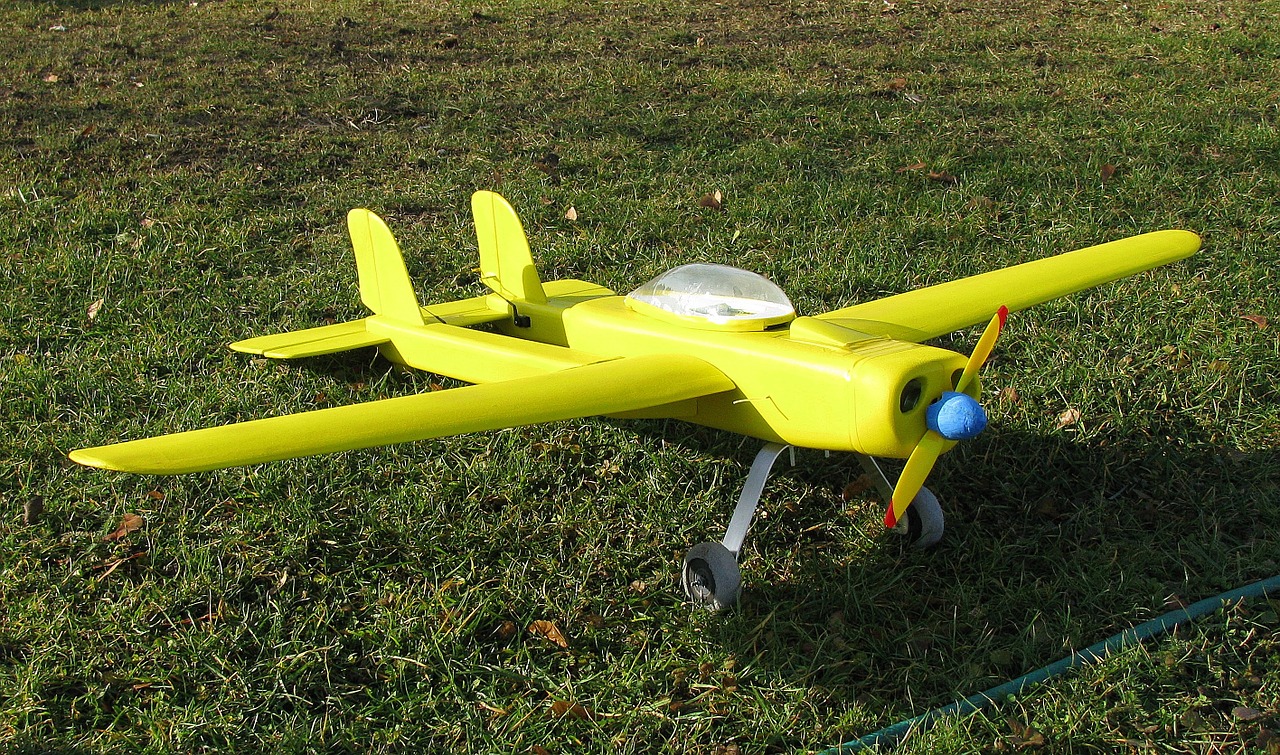 model airplane yellow model free photo