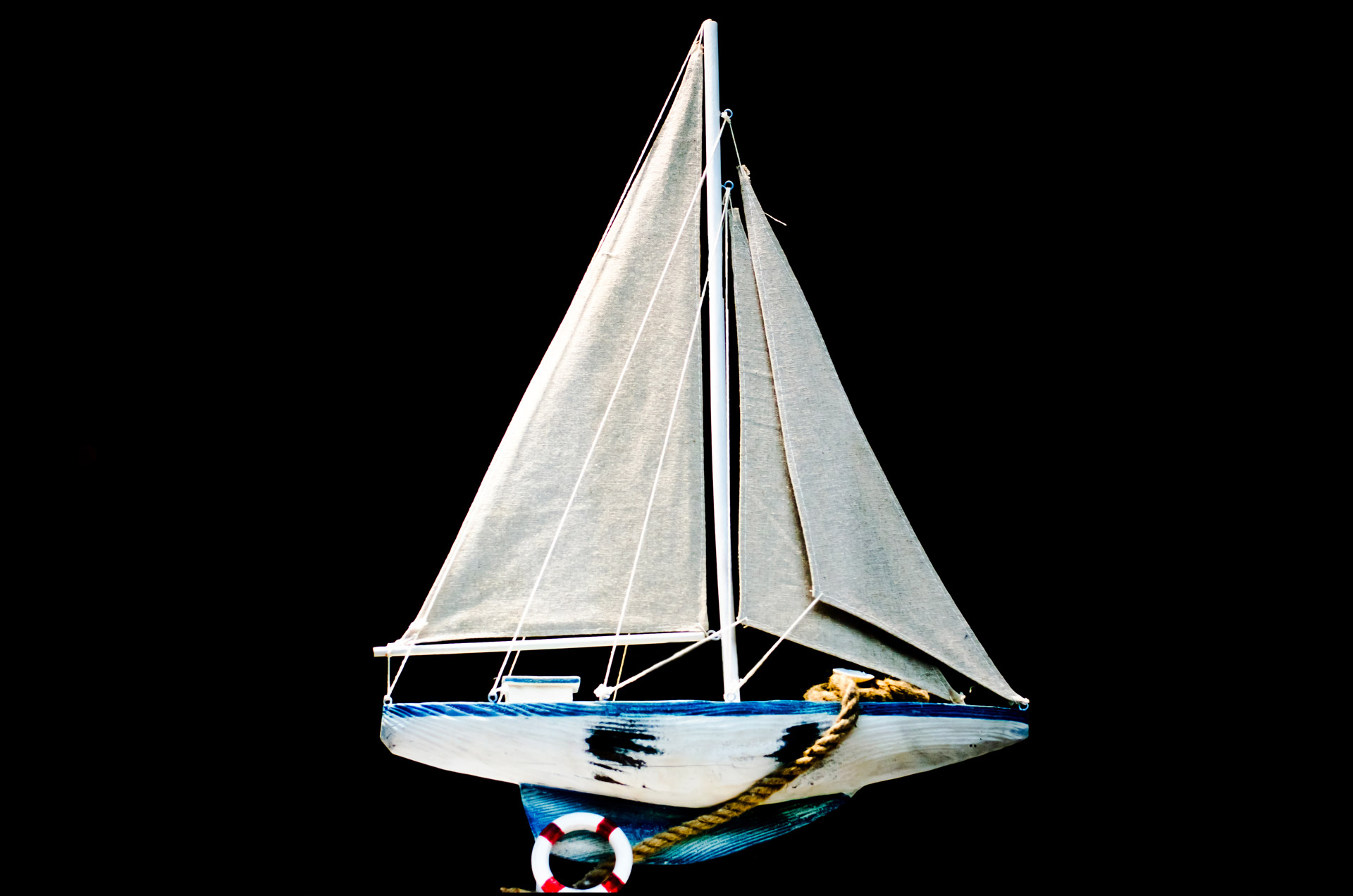 Лодка с парусом модель