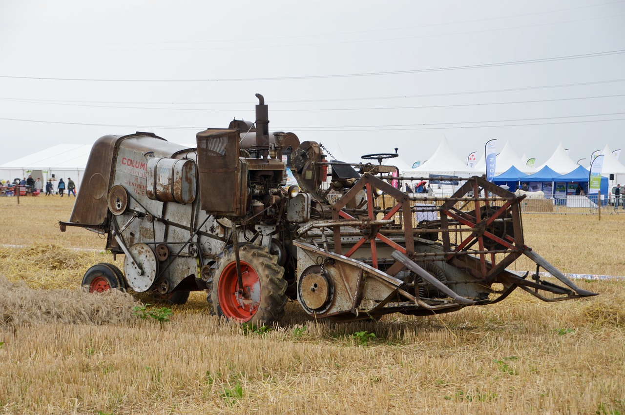 moissonneuse batteuse  agriculture  vehicle free photo