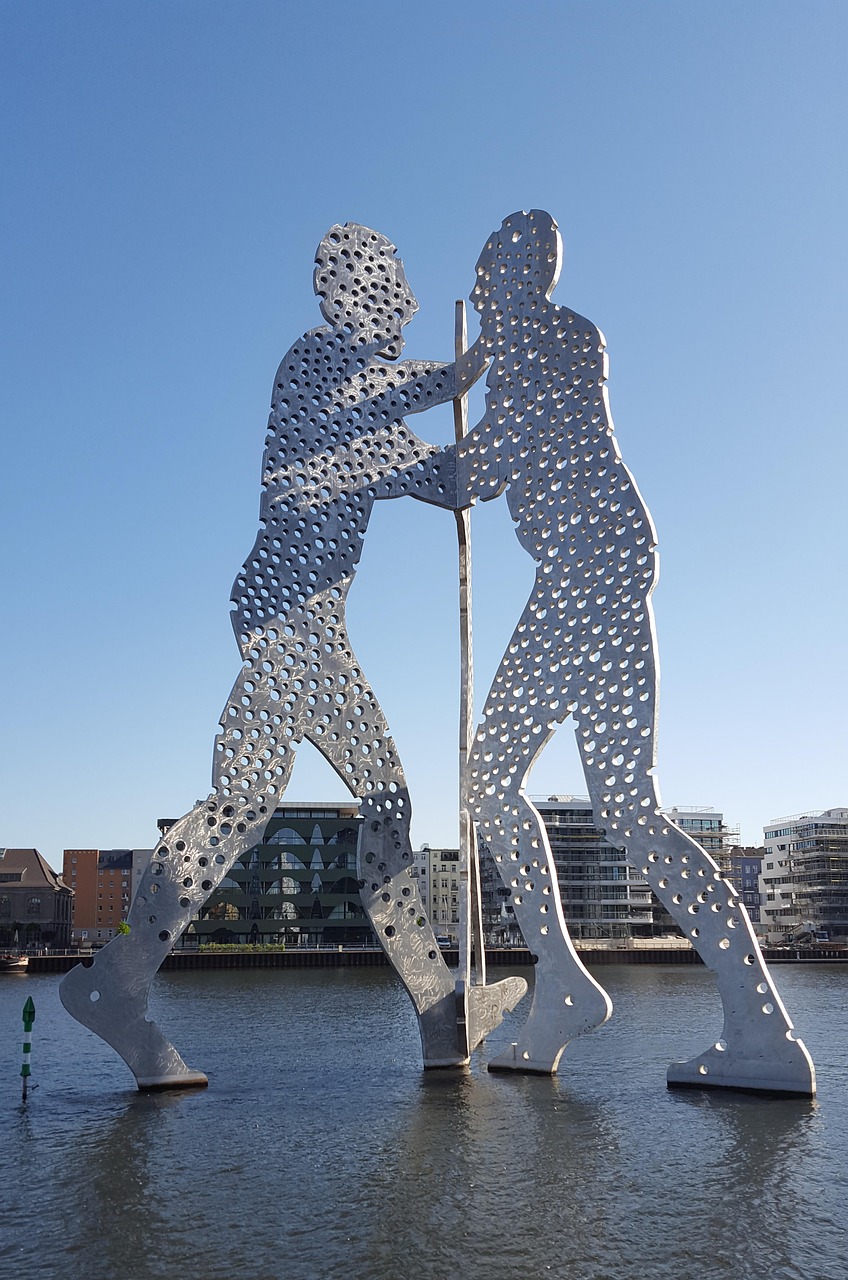 molecule man  sculpture  spree free photo