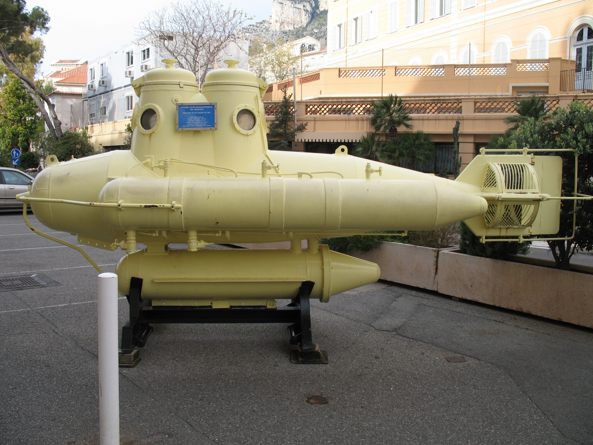 monaco yellow submarine free photo