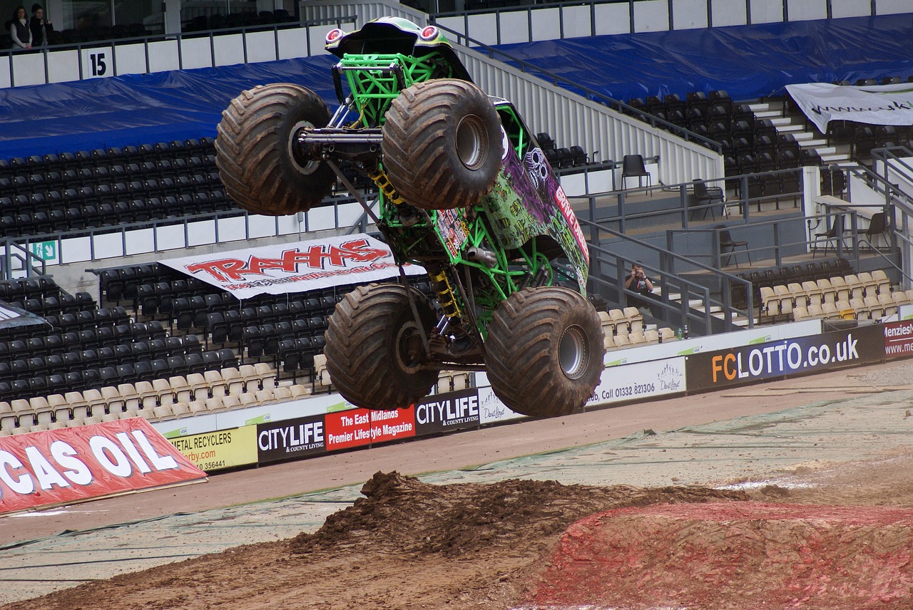 monster truck jump extreme free photo