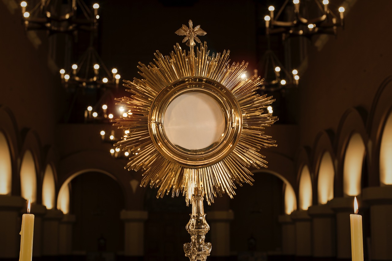 monstrance  jesus in the blessed sacrament  religion free photo