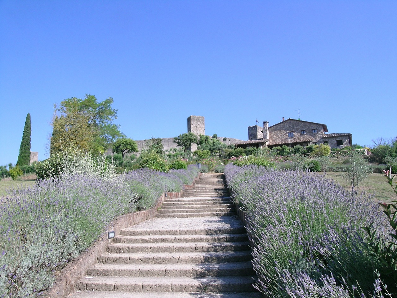 monteriggioni tuscany staircase free photo