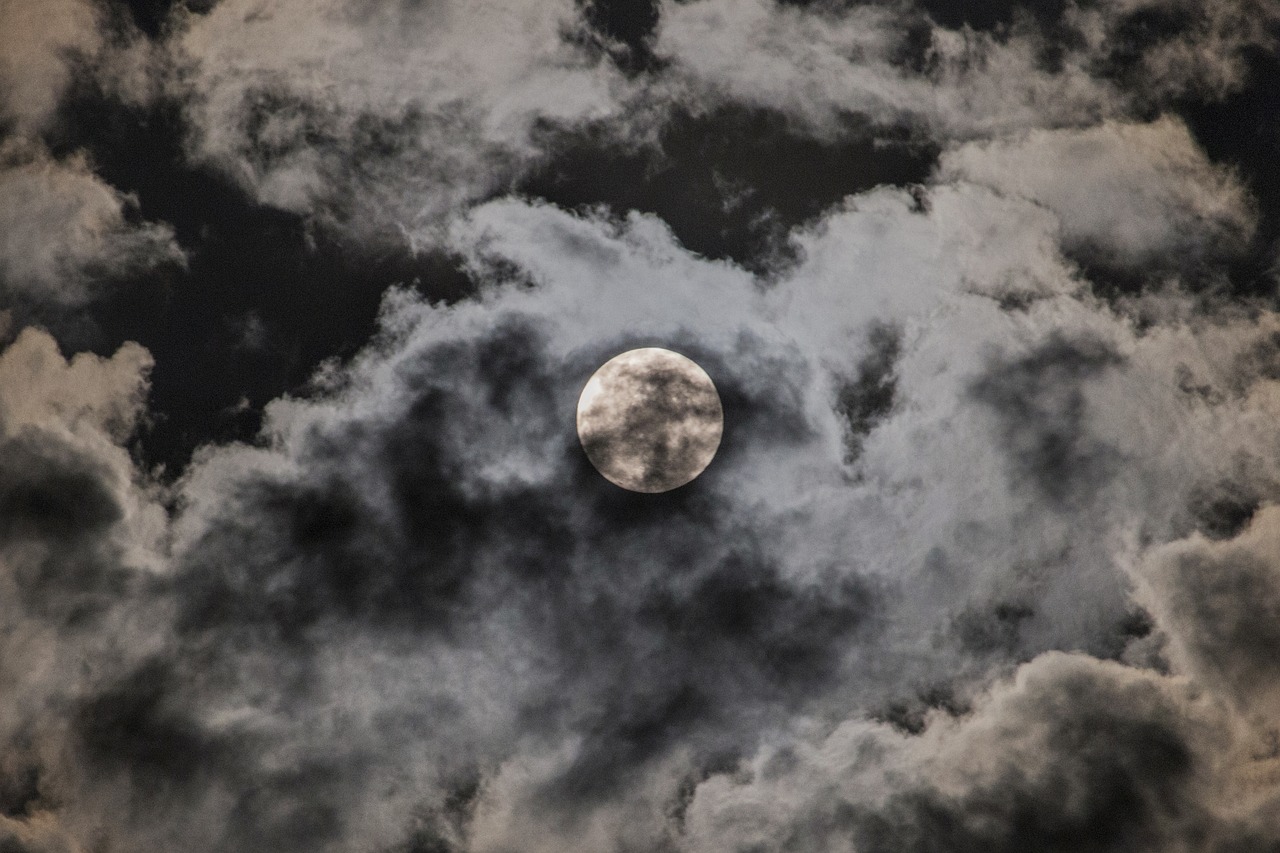 Луна за облаками