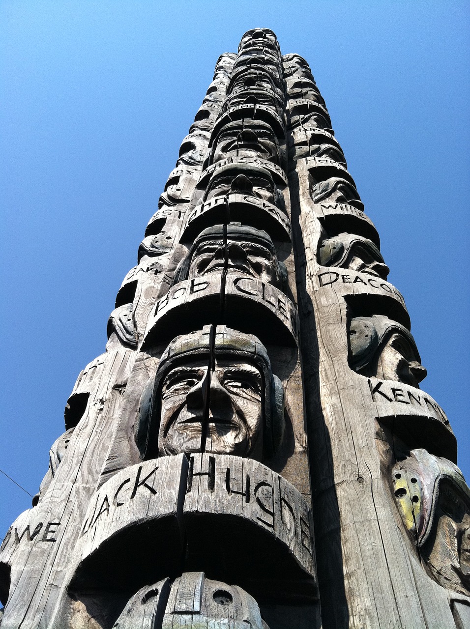 monument football players free photo