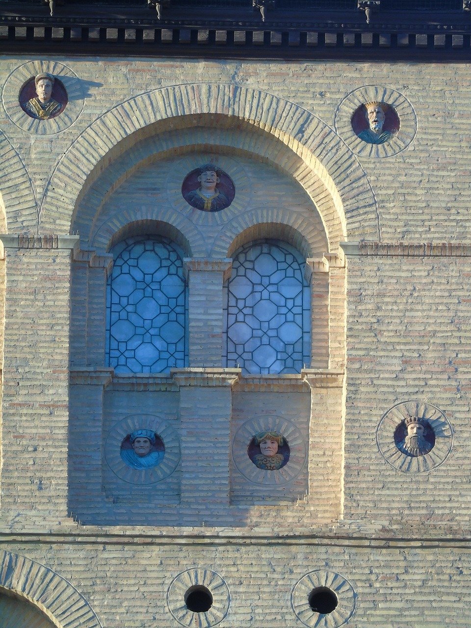 monument saragossa window free photo