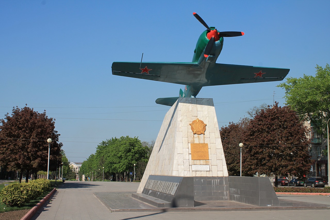 monument  the monument to the pilots  aircraft free photo