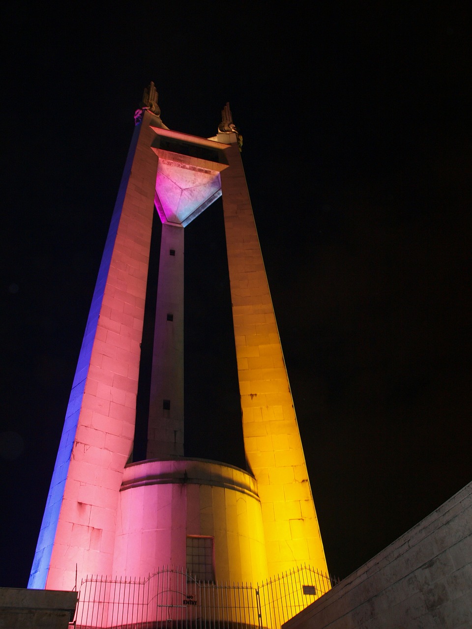 monument philippines quezon city free photo