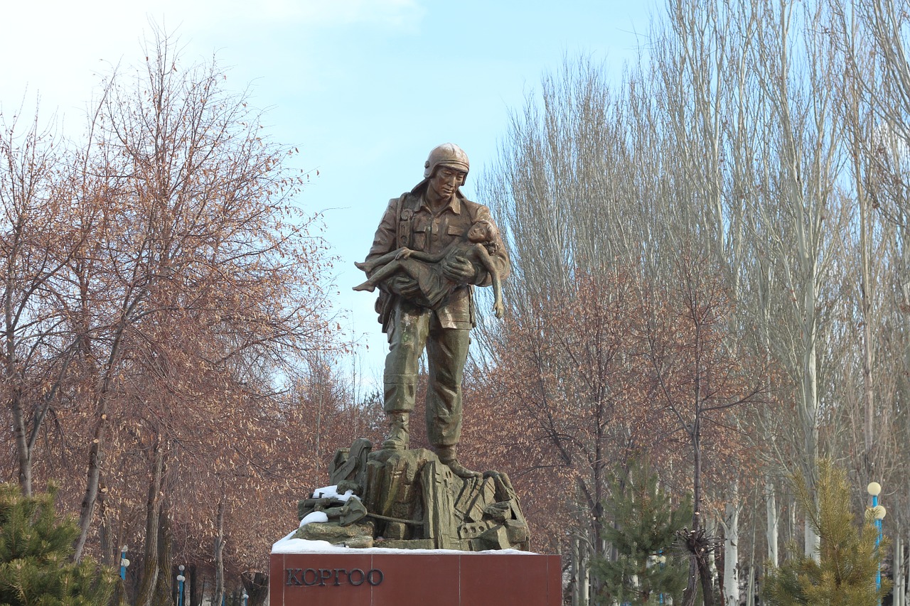 monument statue men free photo