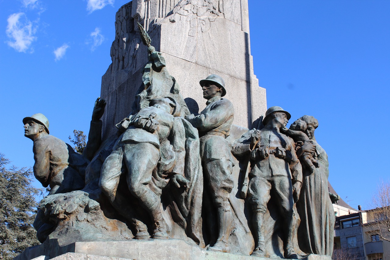 monument soldiers lecco free photo