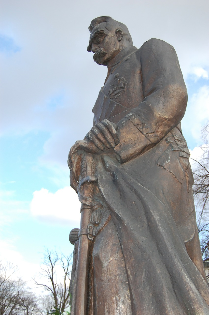 monument pilsudski character free photo