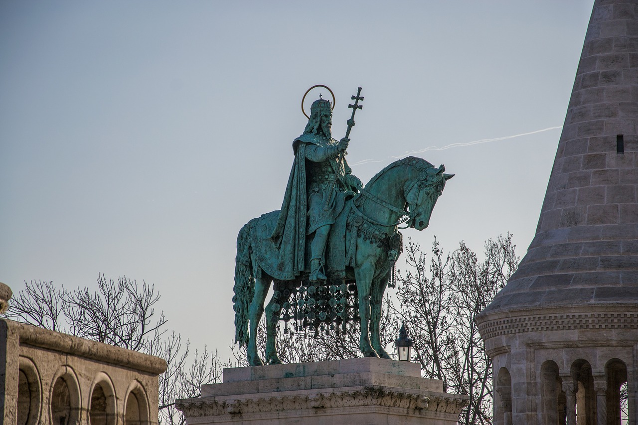 monument king budapest free photo