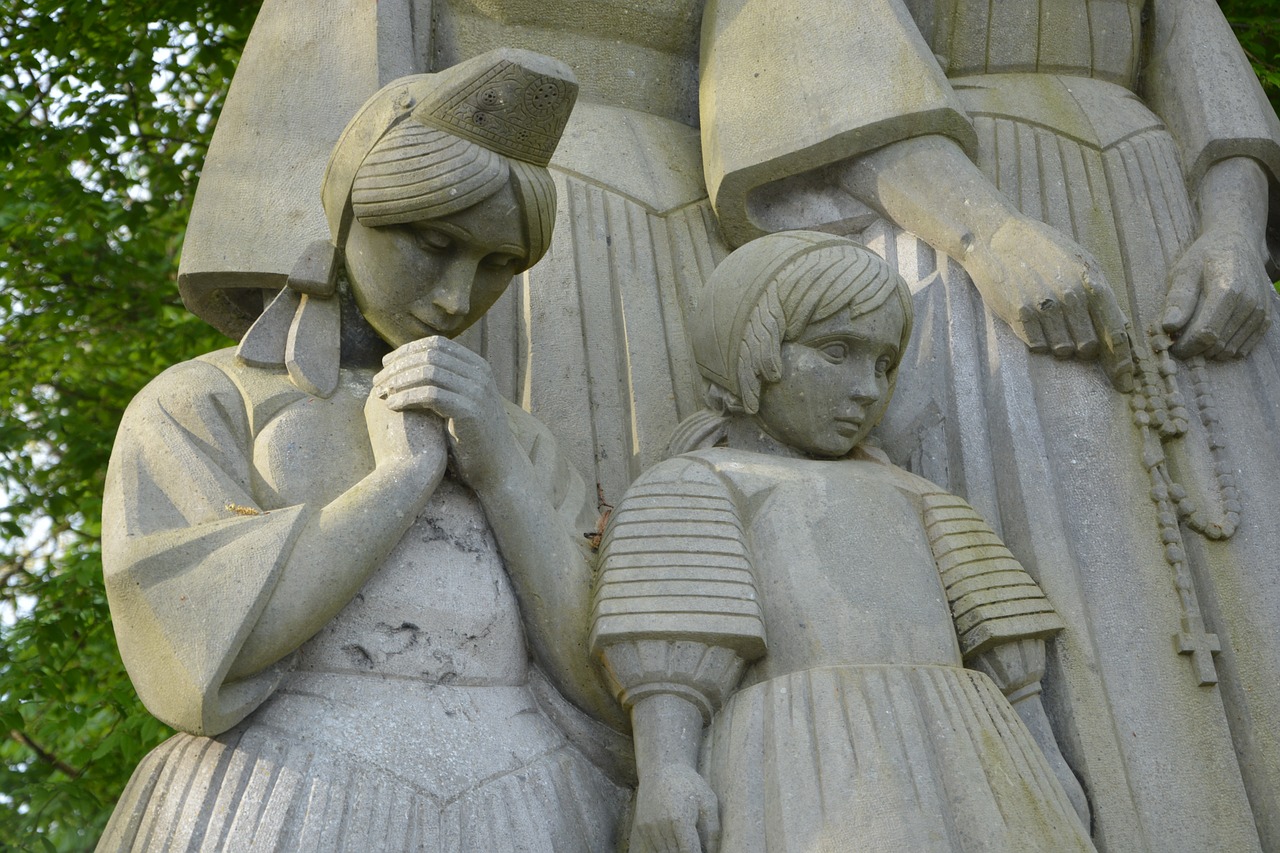 monument to the breton  pain girls of sailor  pont l ' abbé free photo