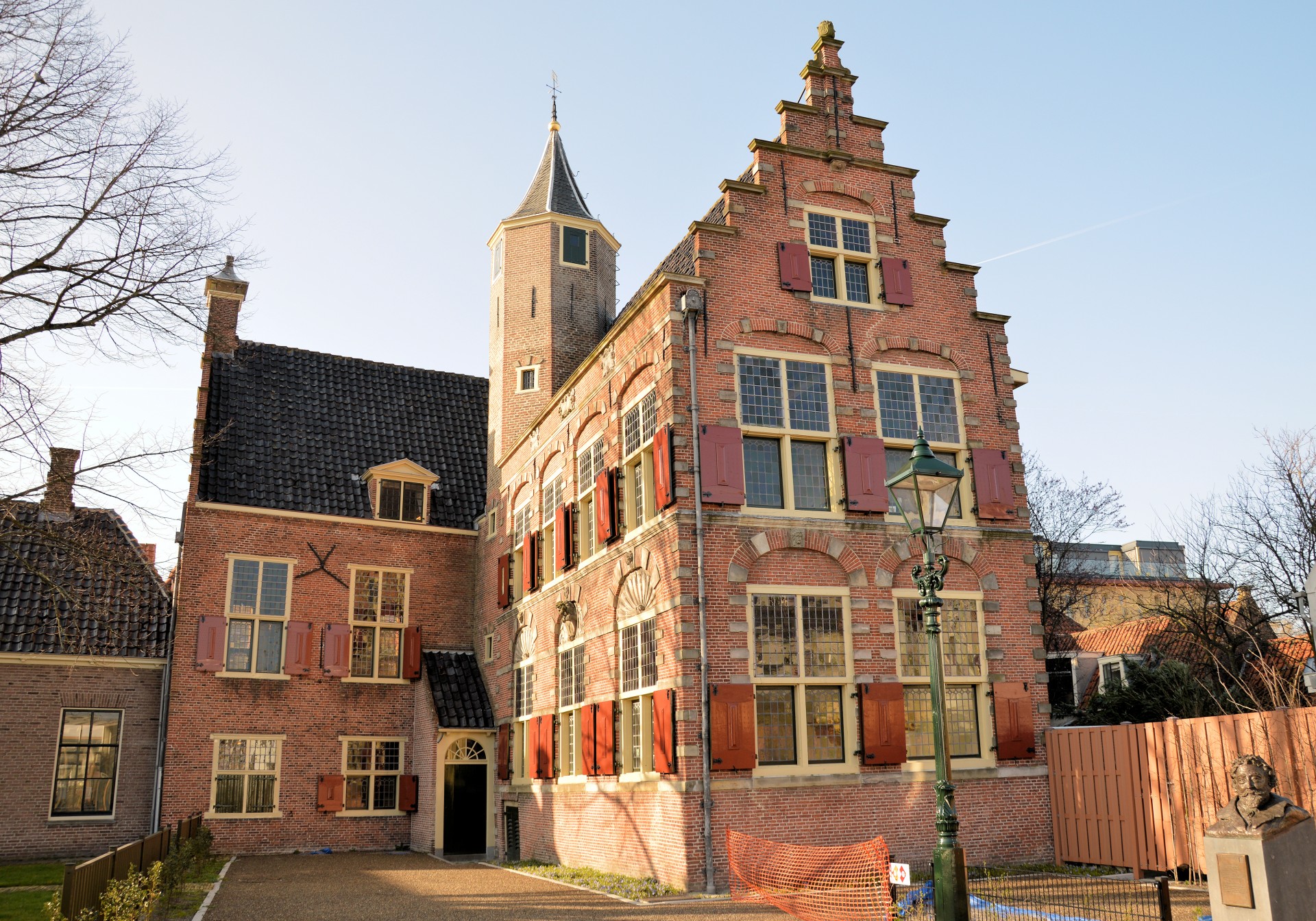Голландский дом отзывы. Голландский дом ванхубейков. Голландские домики. Голландская архитектура. Старинные здания в Нидерландах.