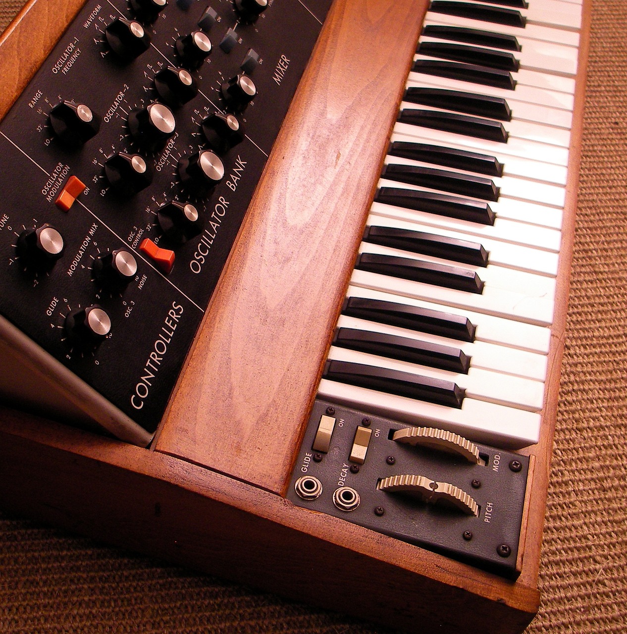minimoog keyboard instrument music free photo