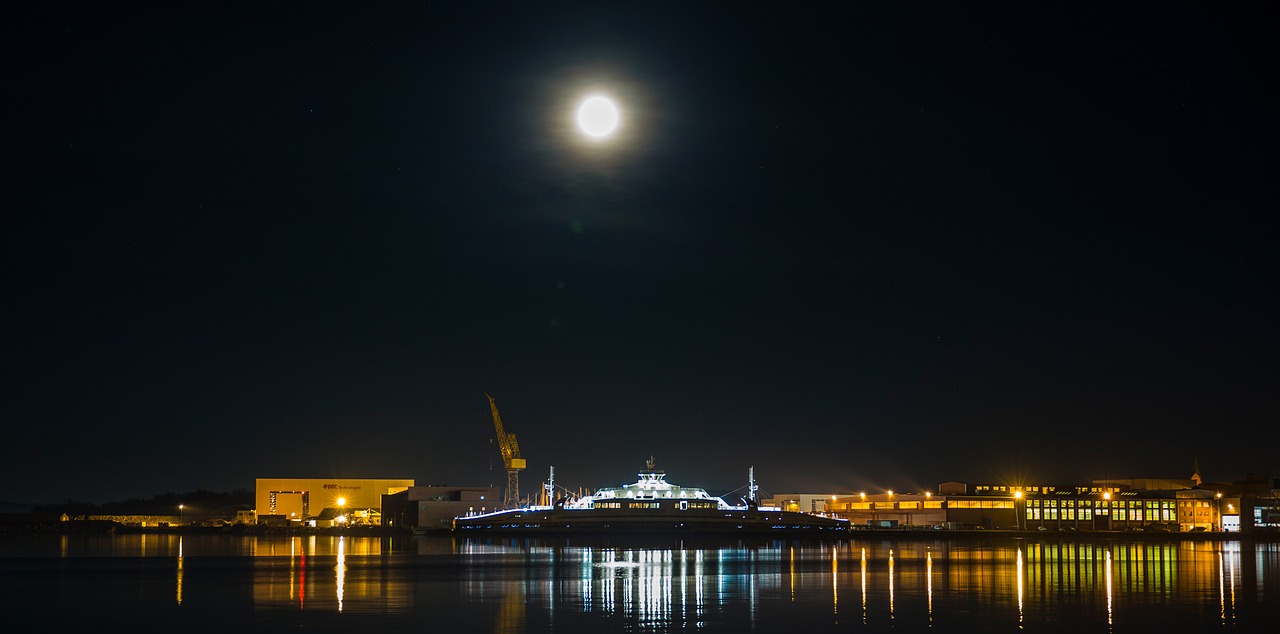 moon shipyard crane free photo