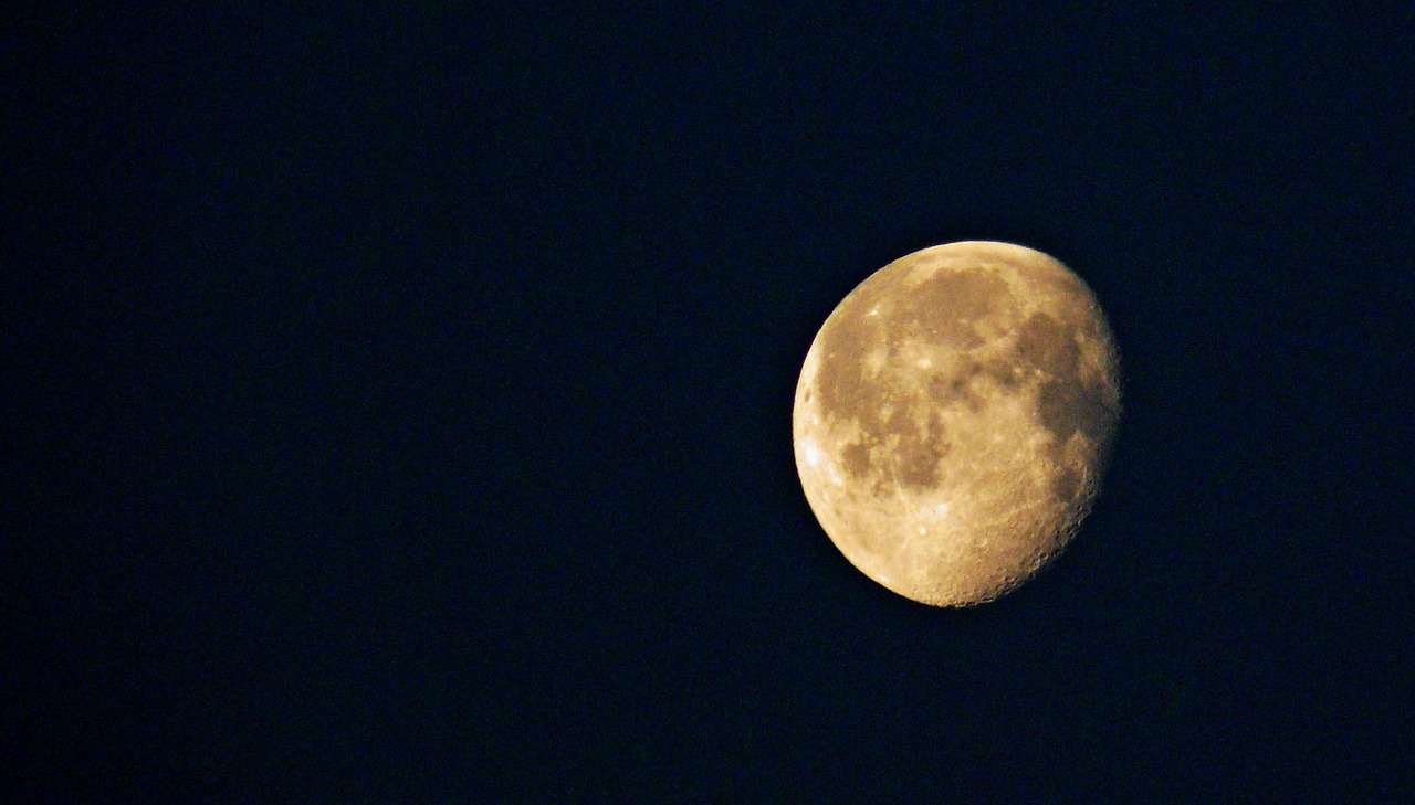 moon decreasing moon luna free photo