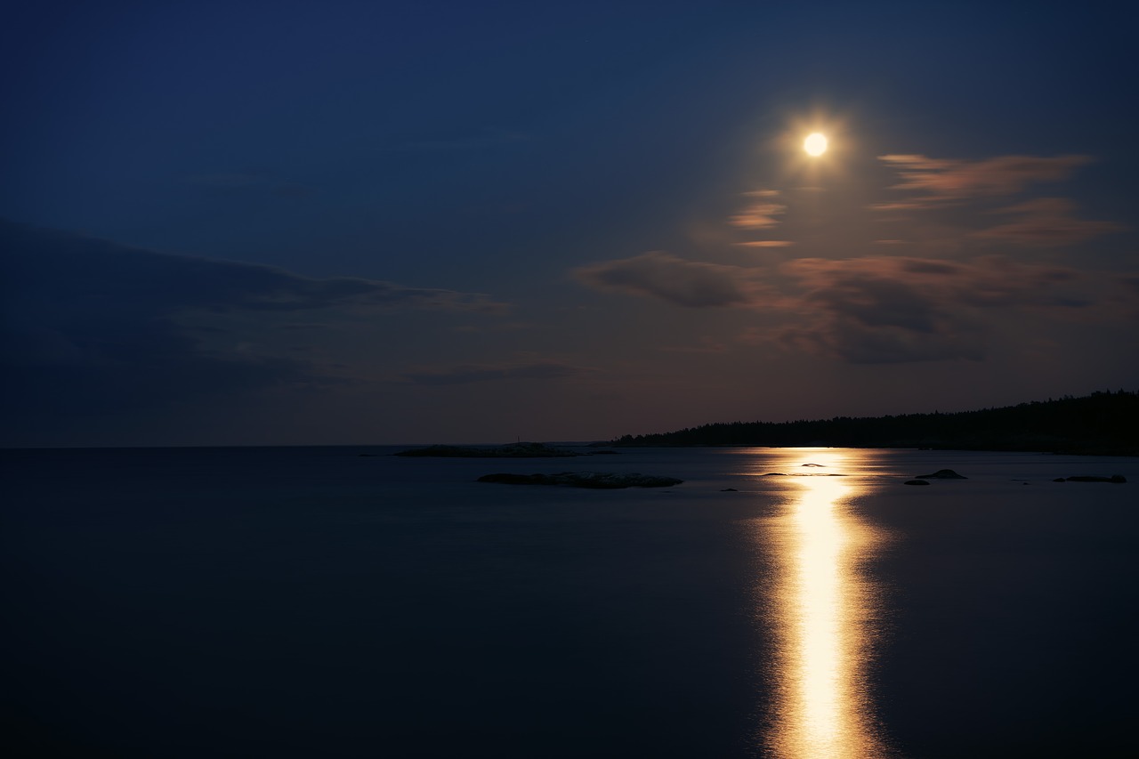 moon baltic fold free photo